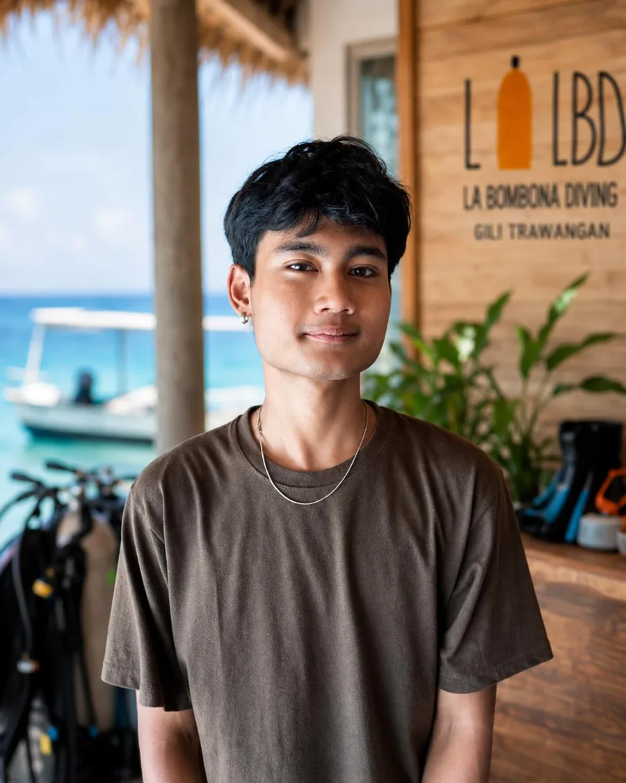 A member of the La Bombona Diving Gili Trawangan team