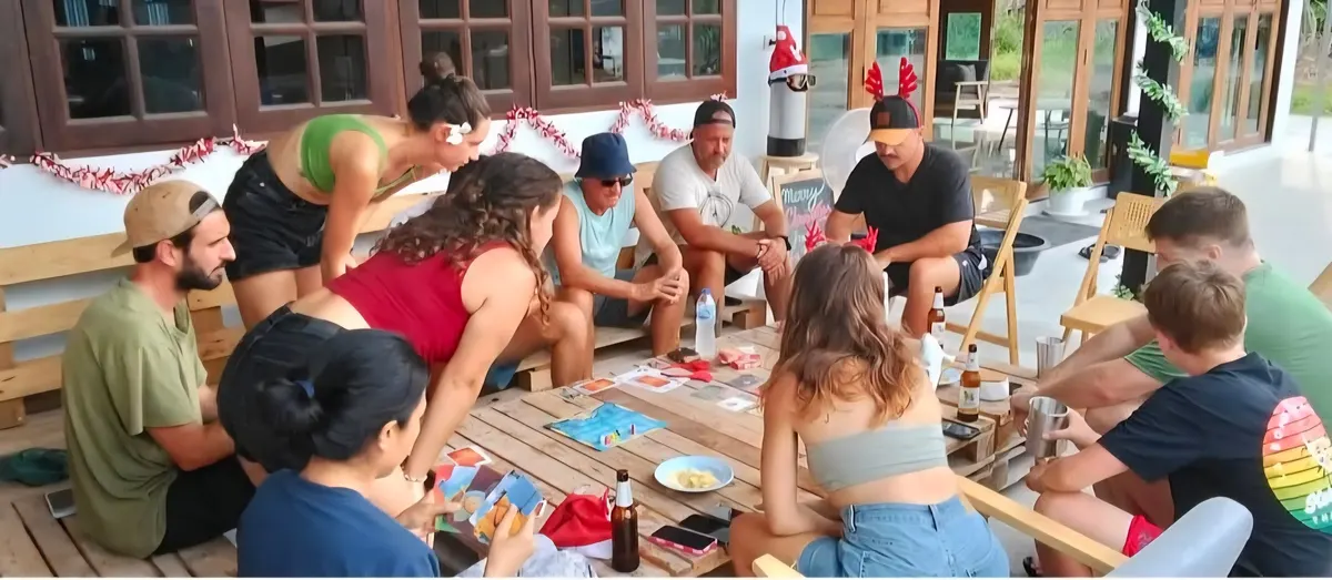 Divers relaxing over lunch at the La Bombona Diving social area