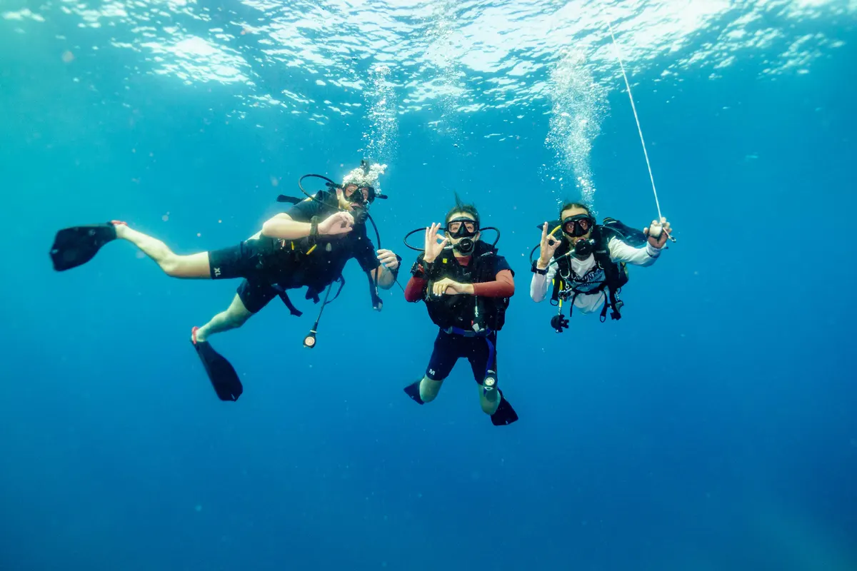 Trainees descending the line during Divemaster training