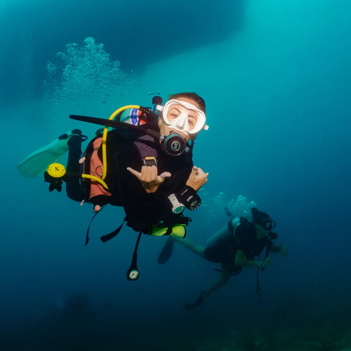 Diver descending into deep blue water on the 30 metre dive