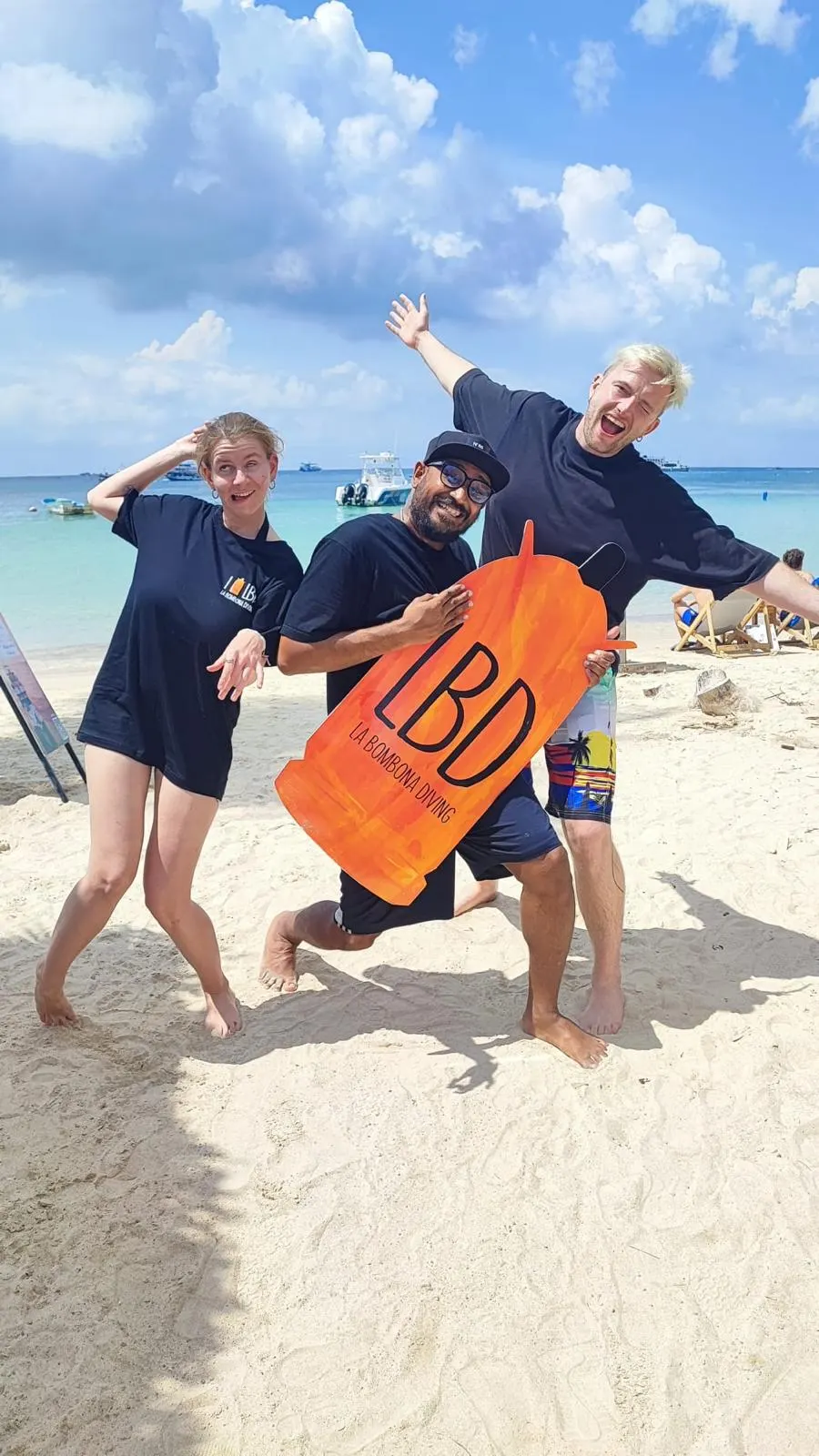 Newly certified rescue divers celebrating on the beach
