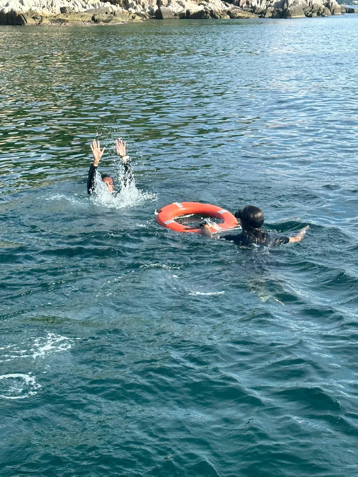 Practising a surface rescue with the lifering in open water