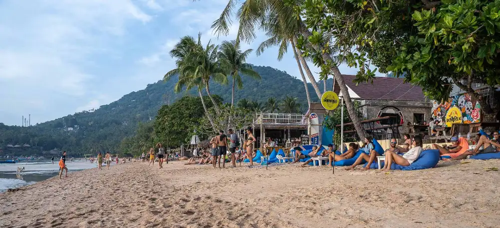 The Smoking Dead Craft Bar & Grill on Sairee Beach, Koh Tao — the bar front with its craft beer selection